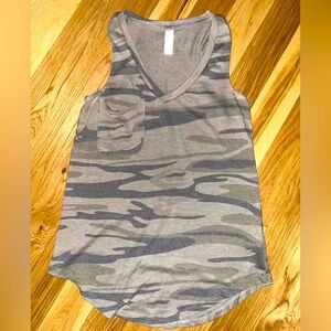 Altar’d State Womens Top xSmall Green Camo V-Neck Pocket Tank Curved Hem